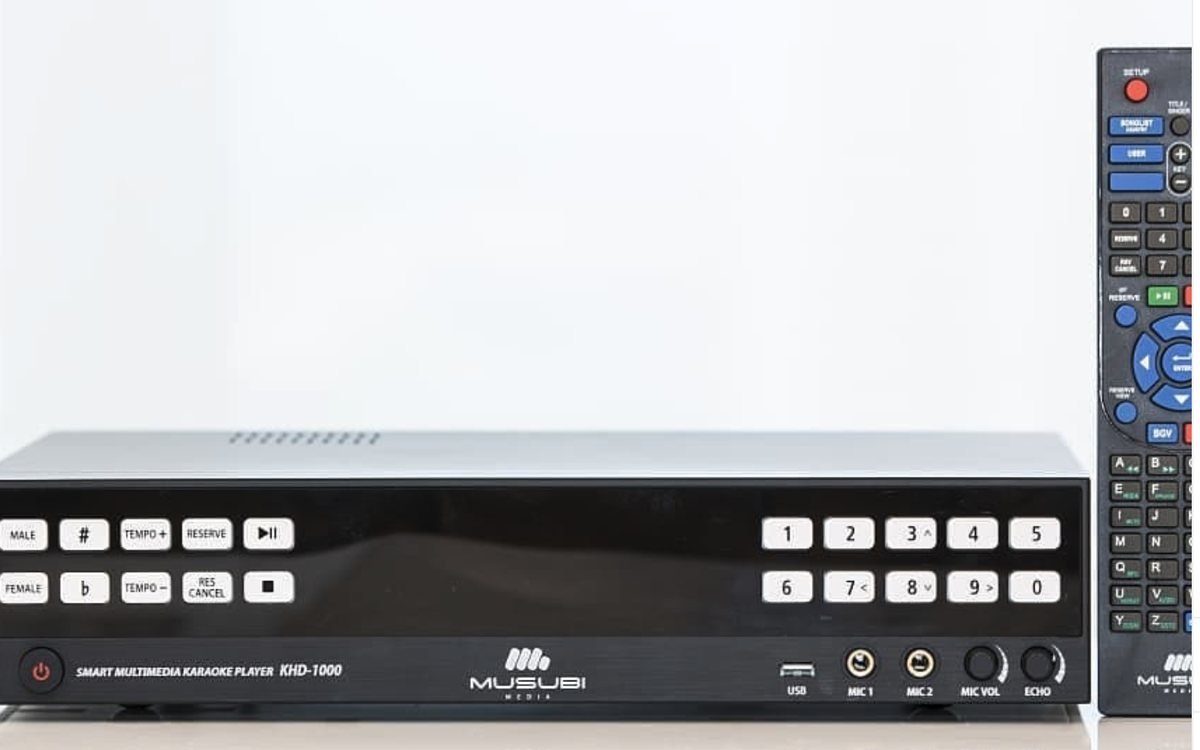 KHD-1000 karaoke player with its remote